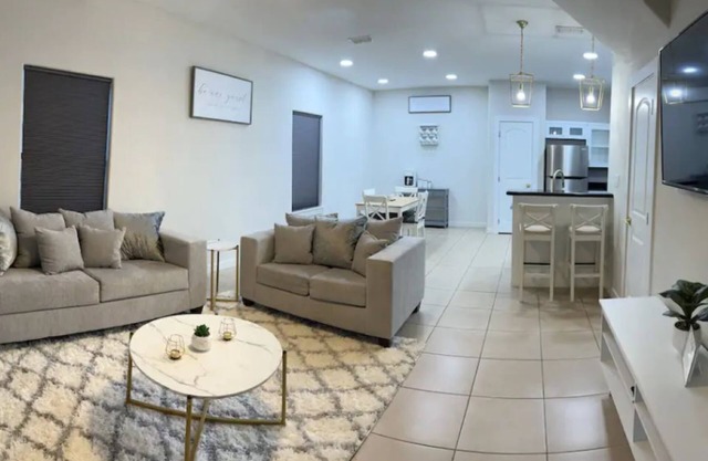 2-Bedroom/2.5 Bath Condo with Pool and Picnic Area