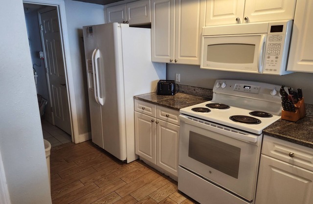 2 bedroom 2 bathroom Condo Emerald beach 2430 Free" 2 Beach chairs & 1 umbrella!