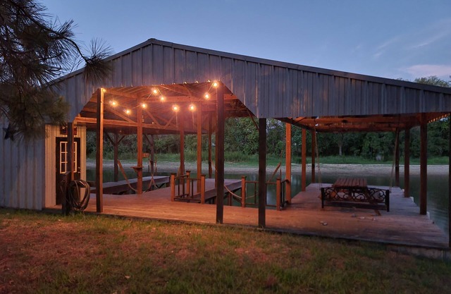 2 bedroom, 2 bath Cabin on Lake Limestone