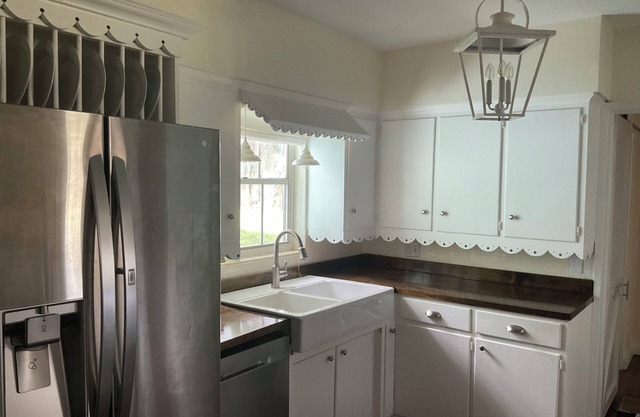 Cottage mit 2 Schlafzimmern und 2 Bädern und Garage - Sommermiete für 1.890 USD.