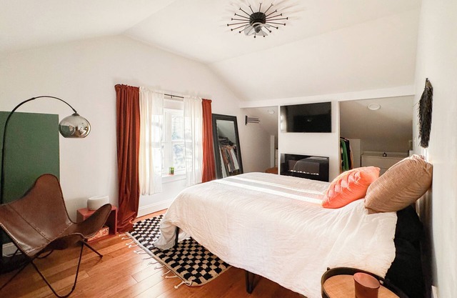 2-bedroom 2 bath Oasis in Royal Oak with Office, Gym, WiFi