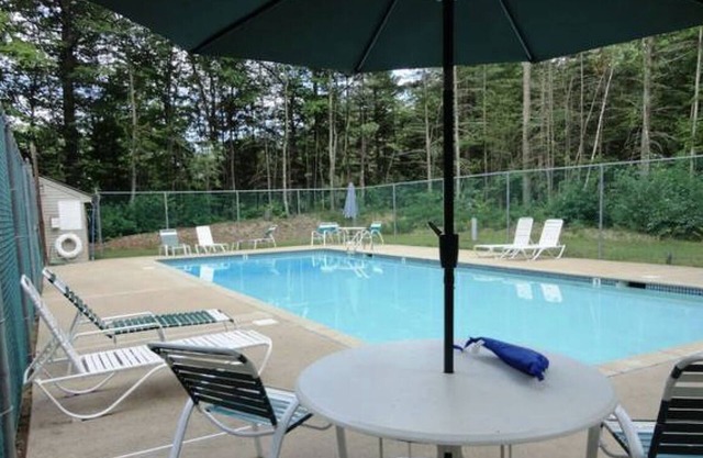 2 bedroom 2 bath condo on the Saco, onsite pool, near outlets