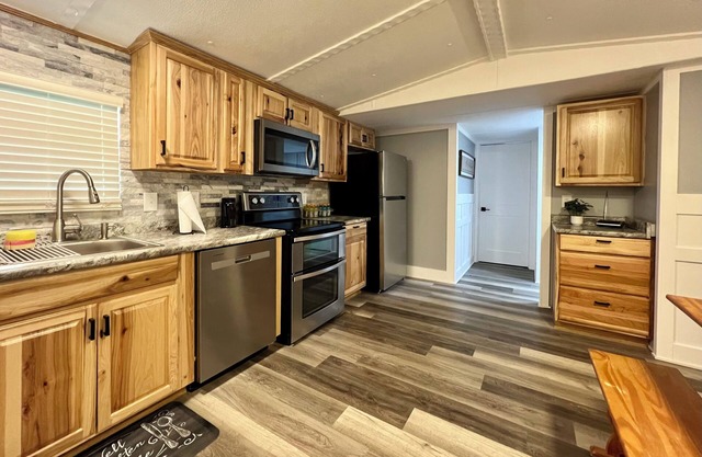 2 bedroom 2 bathroom home in Calhoun