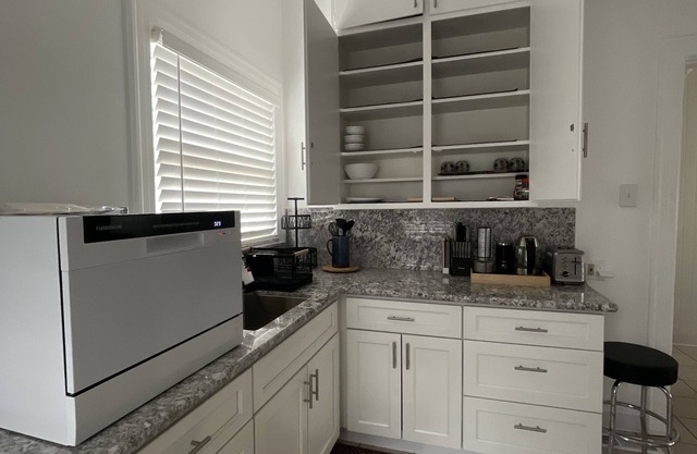 2 bedroom/2 bathroom in newly renovated 1900 Victorian House