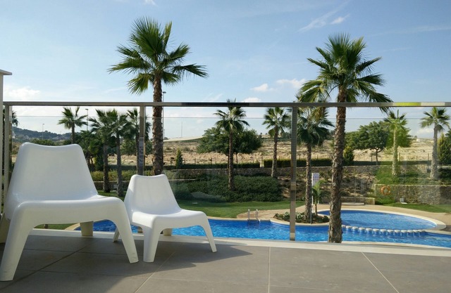 Penthouse mit 2 Schlafzimmern und 2 Bädern und großem Pool
