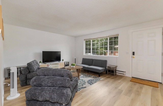 2 bedroom, 3 bed Lynnwood home - Quiet and Convenient