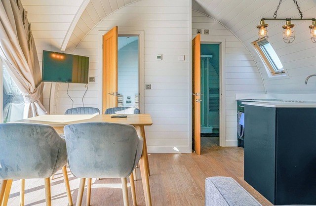 The Superb Elite 2 is a sleeps 6, fully self contained pod, ideal for small families.