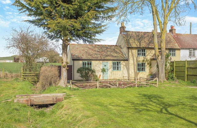 Delightful romantic cottage in the countryside close to the riverside town of St.