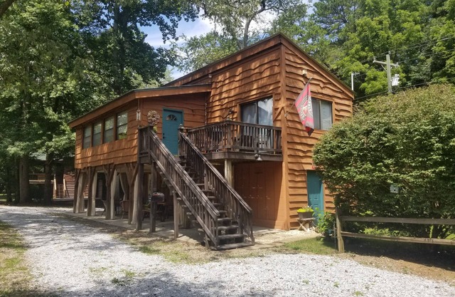 2 bedroom Amazing River front Cabin in Franklin NC