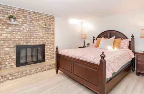2 bedroom apartment-2 free parking -14 min to Pearson airport