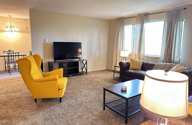 2 Bedroom Apartment conveniently located to shopping and highway.