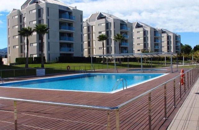 2 bedroom apartment for 5 people with pool and paddle.