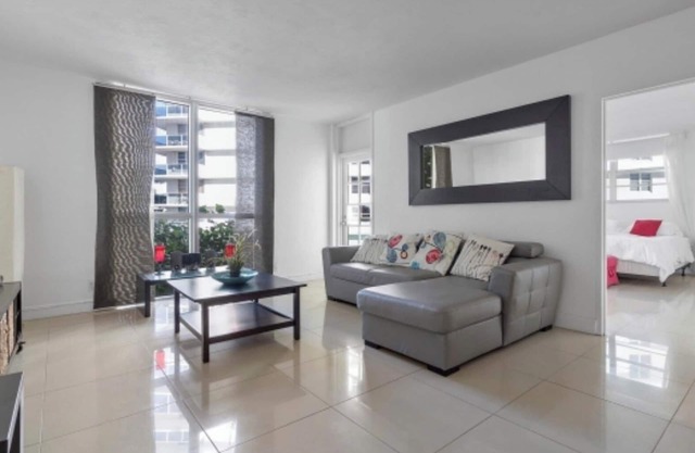 2-bedroom apartment in fabulous Hollywood with AC