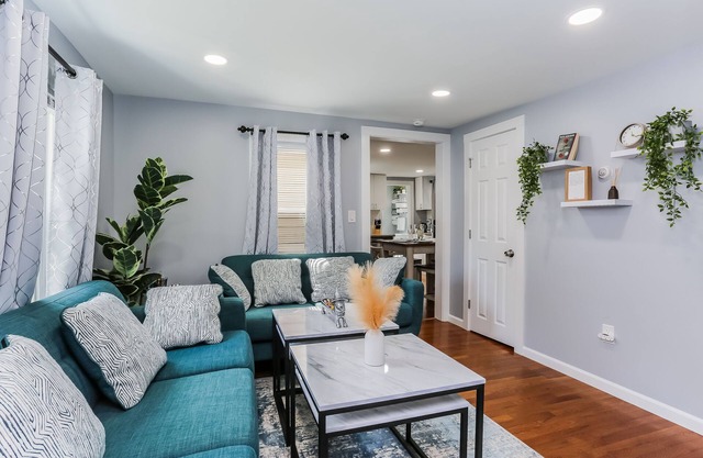 2 BEDROOM APARTMENT IN BRISTOL NEAR PLAINVILLE
