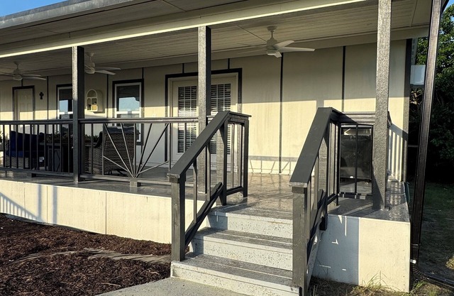 2-bedroom apartment in welcoming Quinlan with AC, WiFi