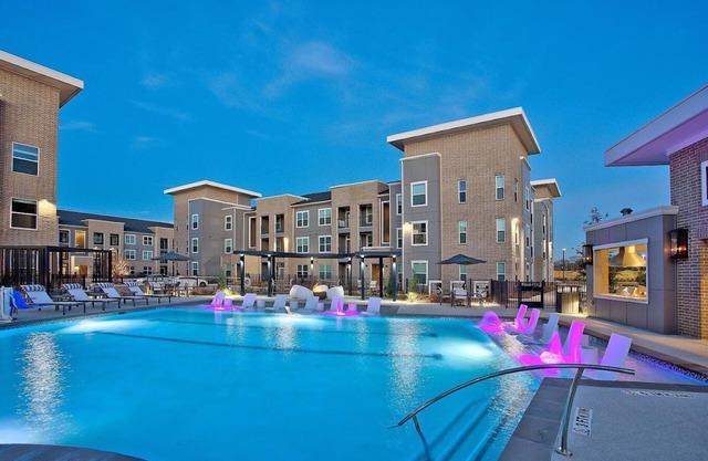 2-bedroom apartment in awesome Richmond: pool, jacuzzi, pool table, fitness room