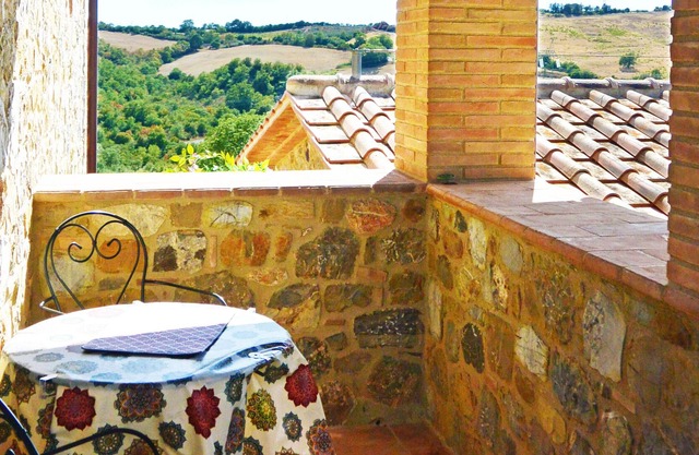 2 bedroom apartment between Montalcino and the sea