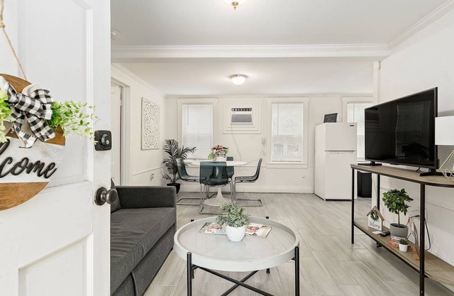 2-Bedroom Apartment Located Near Downtown Lakeland & Lake Hollingsworth