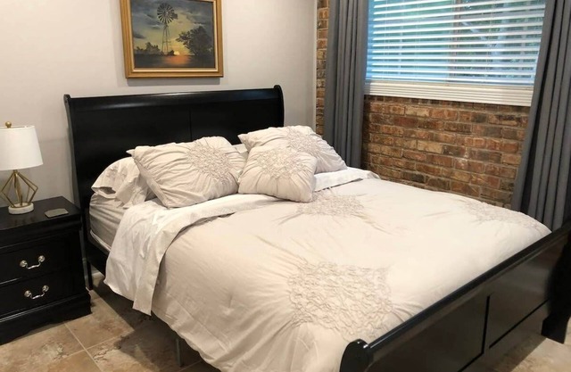 2 bedroom apartment next to LSU campus