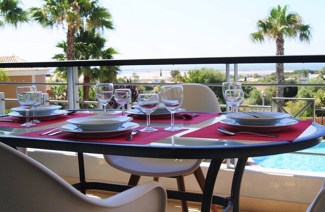 Apartment mit 2 Schlafzimmern und Meerblick in der Nähe von Golf für 4 Personen