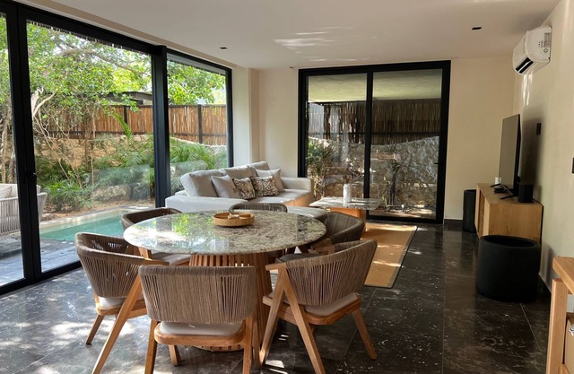 2 bedroom apartment with private bathroom, private jacuzzi in the garden.