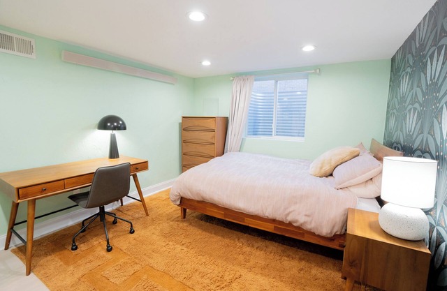 2-Bedroom Apartment with Kitchen in Lander