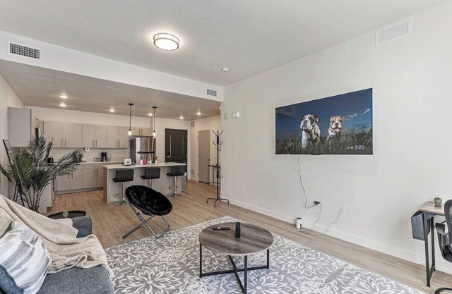 2 Bedroom APT - Mins to City Center - GYM - 65" TV