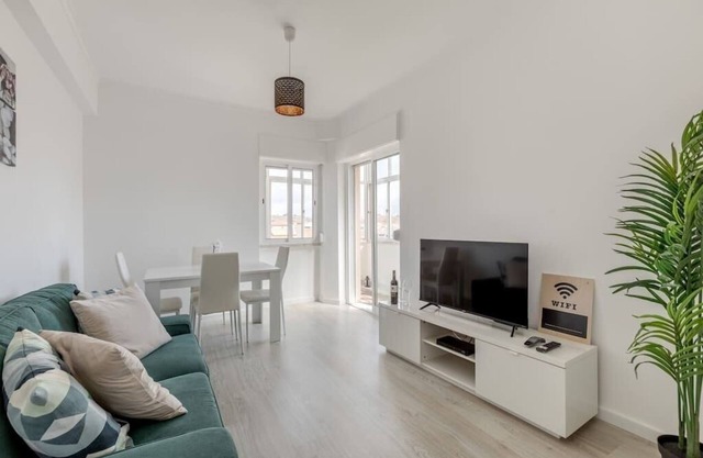 2-bedroom apt w/ free parking on premises