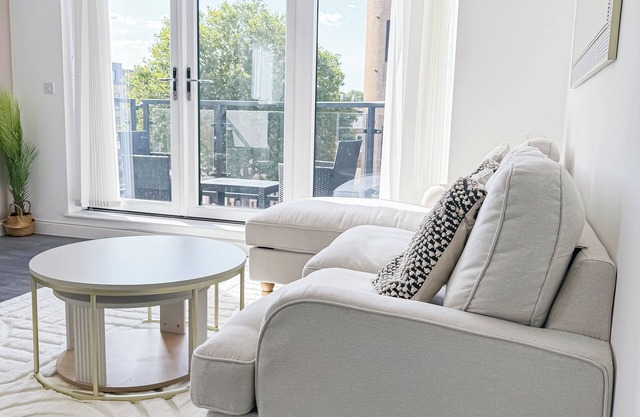 2 Bedroom Apt with Balcony and free parking - Greenwich SE10