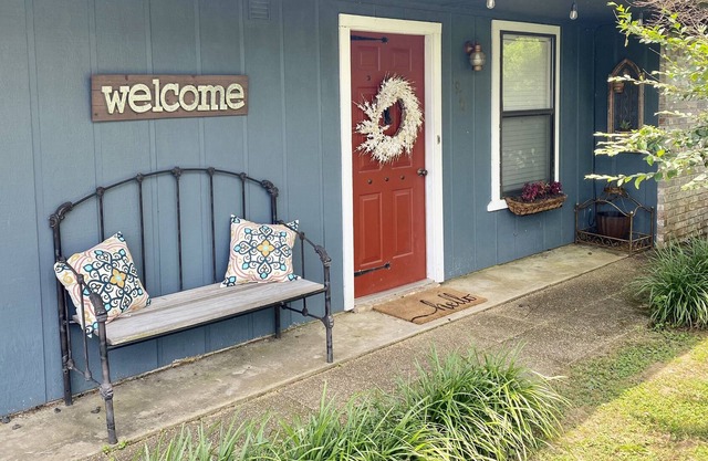 2 Bedroom Artist Bungalow in a quiet neighborhood.