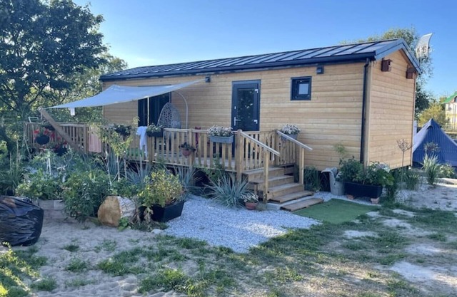 2 bedroom beach cabin heated and airconditioned