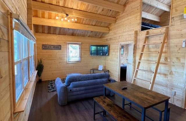 2 Bedroom Beach Side Cottage On Muskoka Shores