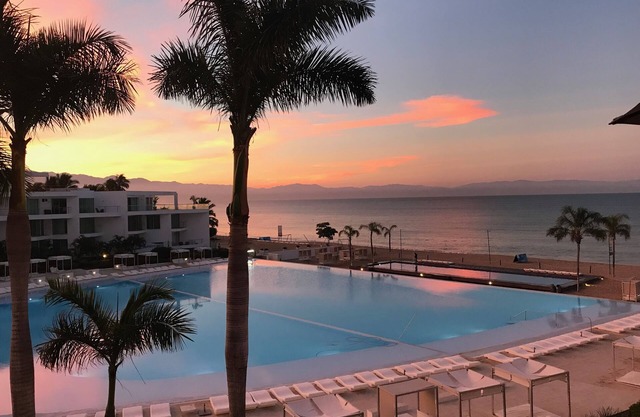 2 Schlafzimmer Beachfront Condo, schöne Aussicht auf das Meer und den Pool