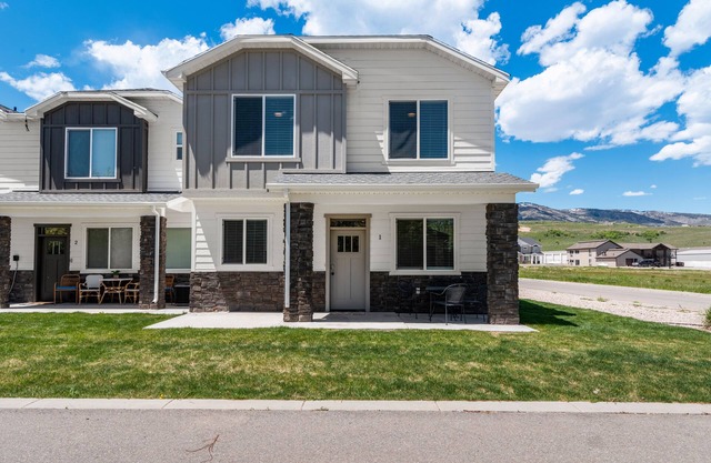 2 Bedroom Bear Lake Townhome - Main floor - Downtown location close to shopping