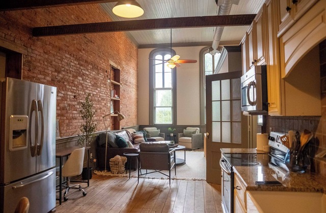 2-bedroom Beautiful, large DTown Marshall Apartment with WiFi, AC
