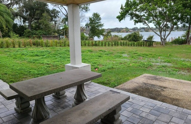 2-bedroom bungalow with WiFi, AC in welcoming Central/Universal Orlando area.