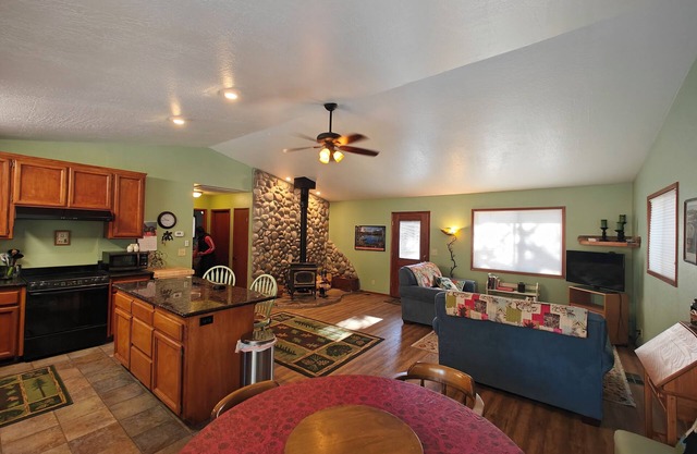 2-bedroom cabin in Lake Almanor West. Dog Friendly!