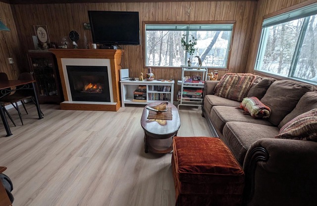 Cozy 2-bedroom cabin in serene Matlock with WiFi