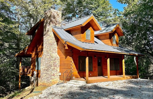 2-bedroom cabin in superb Monticello with WiFi, AC. Relax and unwind