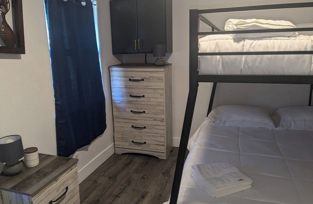 2-bedroom cabin in beautiful Loch Lomond with in-unit laundry