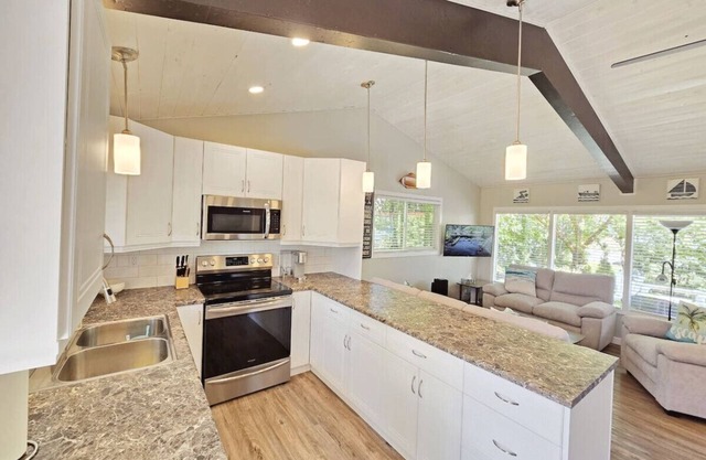 2 Bedroom Cabin Steps from the Beach