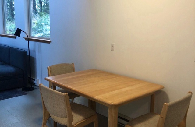 2-bedroom cabin with water/mountain view, on quiet street near trails
