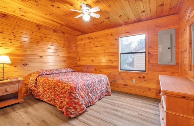 2 Bedroom cabin with lake access to Dale Hollow Lake!