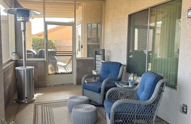 2-bedroom clean home in Sierra Vista, WiFi, AC, covered patio & shaded backyard.