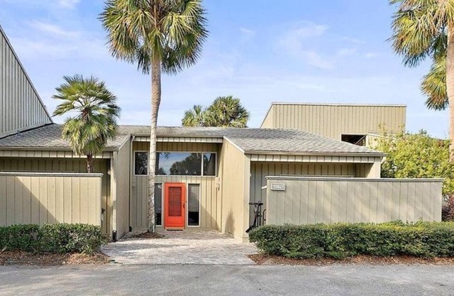 2 Bedroom Condo 223883 by Houzlet