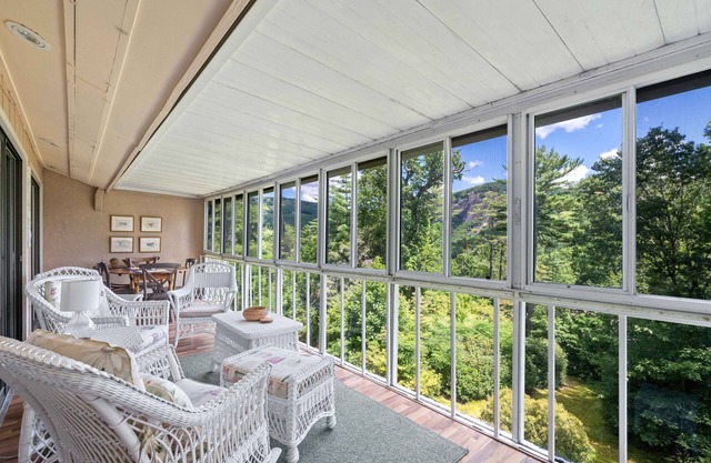 2-bedroom condo 3 minutes from Sapphire Resort. Amazing view of Bald Mountain