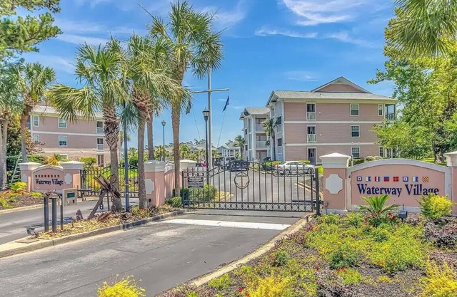 2-bedroom condo, 7-minute drive to Broadway at the Beach