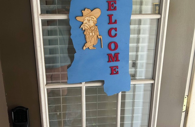 2-bedroom condo about 1 mile from Ole Miss campus. Pets welcome