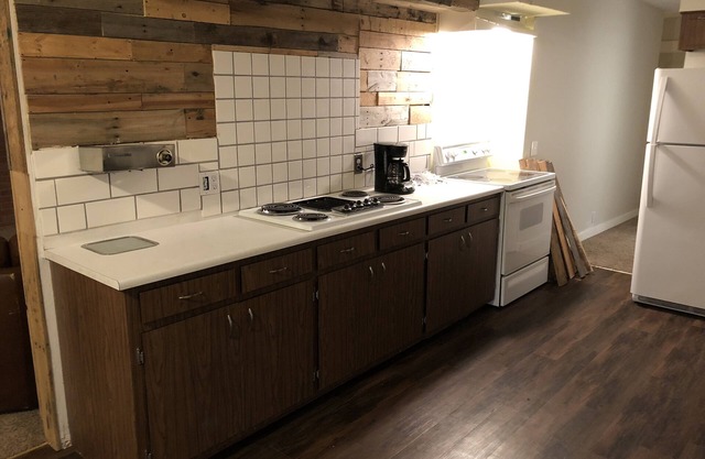 2 Bedroom Condo above Local Gym- Close to Gorge!