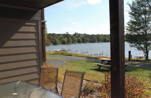 2 Bedroom condo great view of Duck Lake